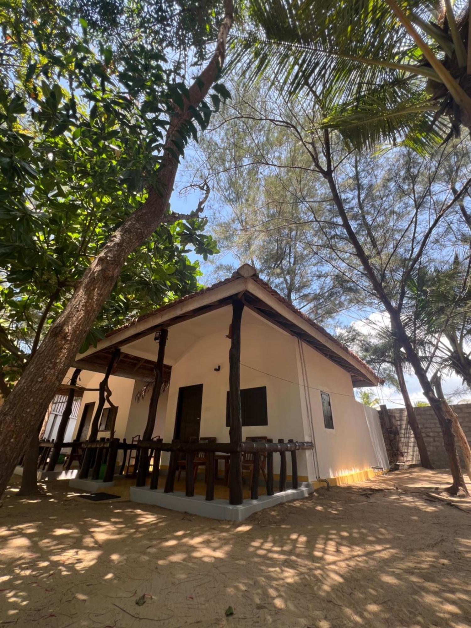 Sand Dune Beach Resort & Surf Camp Arugam Bay Exterior photo